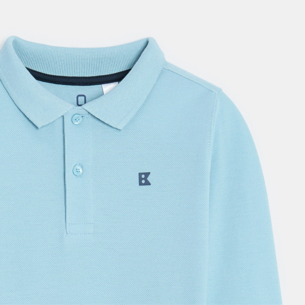 قميص بولو أزرق اللون بأكمام طويلة من قماش الجيرسيه المضلع للأولاد